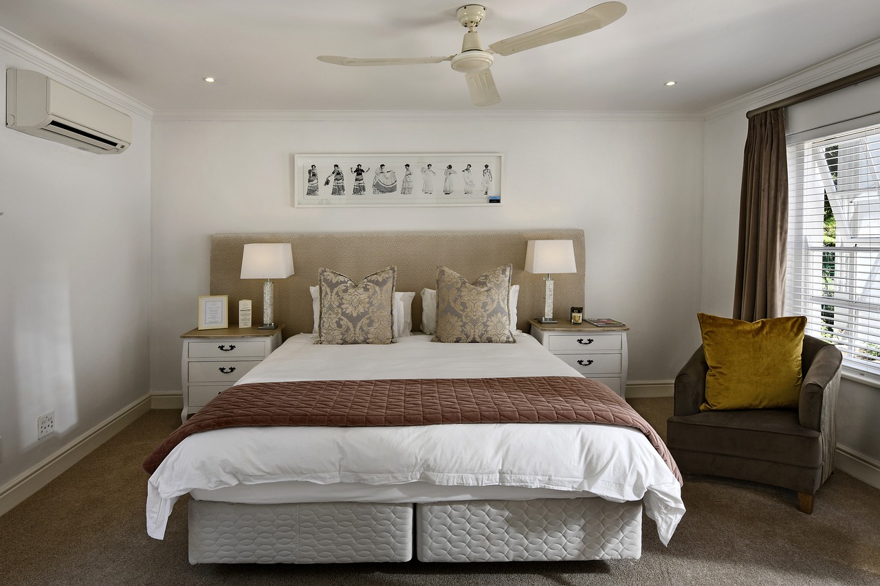 Sypialnia w stylu glamour – jak ją urządzić?